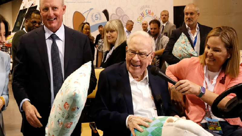 Warren Buffett to Step Down as Berkshire Hathaway CEO by End of 2025